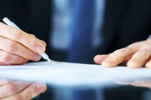 1601468315_contract-signing