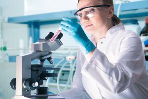 female_scientist_at_work_160114